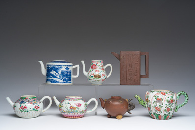 Zeven Chinese blauw-witte, famille rose, verte en Yixing steengoed theepotten, Kangxi en later