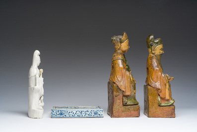 Een paar Chinese sancai figuren, een Dehua blanc de Chine Guanyin en een blauw-witte dekseldoos, Kangxi en later