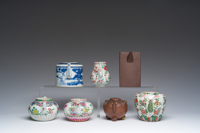 Zeven Chinese blauw-witte, famille rose, verte en Yixing steengoed theepotten, Kangxi en later