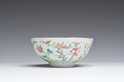 Vier Chinese famille rose borden en een kom met dieren en floraal decor, 19de/20de eeuw