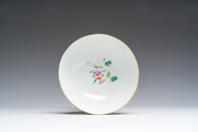 Vier Chinese famille rose borden en een kom met dieren en floraal decor, 19de/20de eeuw