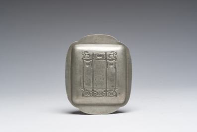 Een continentale tinnen art-nouveauchampagnekoeler en een Engels tinnen Liberty &amp; Co schaaltje, vroeg 20ste eeuw