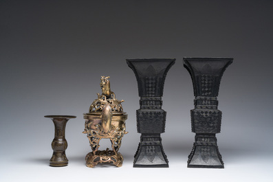 Een Chinese opengewerkte bronzen wierookbrander, een schotel met gegraveerd decor en drie vazen, 19de/20ste eeuw