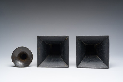 Een Chinese opengewerkte bronzen wierookbrander, een schotel met gegraveerd decor en drie vazen, 19de/20ste eeuw