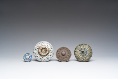 Een diverse collectie porselein en steengoed, China, Vietnam en Thailand, 16de/20ste eeuw