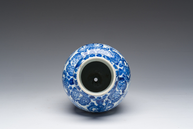 Vase en porcelaine de Chine bleu et blanc et un plat famille verte &agrave; monture en bronze dor&eacute;, Kangxi