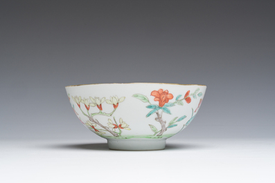 Vier Chinese famille rose borden en een kom met dieren en floraal decor, 19de/20de eeuw