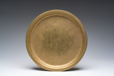 Een Chinese opengewerkte bronzen wierookbrander, een schotel met gegraveerd decor en drie vazen, 19de/20ste eeuw