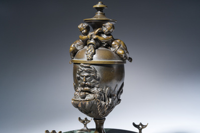 Lampe &agrave; huile en forme de fontaine avec une corne d'abondance, bronze &agrave; patine brune sur un socle en marbre vert de mer, fin du 19&egrave;me s.