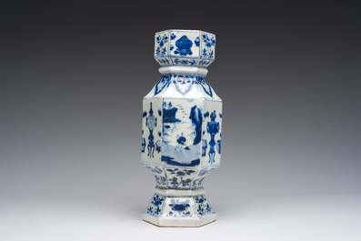 Een hexagonale Chinese blauw-witte vaas met figuren in een landschap en antiquiteiten, Kangxi