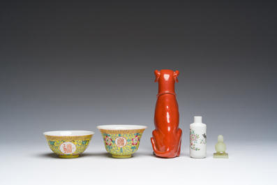 Collection vari&eacute;e en porcelaine de Chine famille rose et rouge monochrome et un canard en jade, 19&egrave;me/20&egrave;me si&egrave;cle