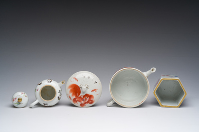Twee Chinese famille rose en ijzerrode theepotten met deksel en een hexagonale penselenbeker met figuratief decor, 19de/20ste eeuw