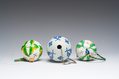 Een blauw-witte ovalen en twee polychrome ronde hangende ornamenten, Kutahya, Turkije, 18de/19de eeuw