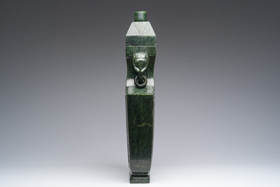 Een grote Chinese spinaziegroene jade&iuml;et dekselvaas met feniksen en handvatten in de vorm van olifantenkoppen, 20ste eeuw