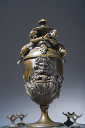 Lampe &agrave; huile en forme de fontaine avec une corne d'abondance, bronze &agrave; patine brune sur un socle en marbre vert de mer, fin du 19&egrave;me s.