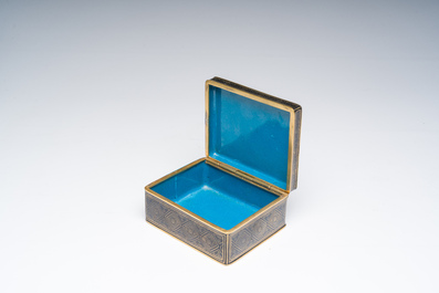 Vase de forme 'meiping', une verseuse et une bo&icirc;te couverte en &eacute;maux cloisonn&eacute;s, Chine, 19&egrave;me/20&egrave;me si&egrave;cle