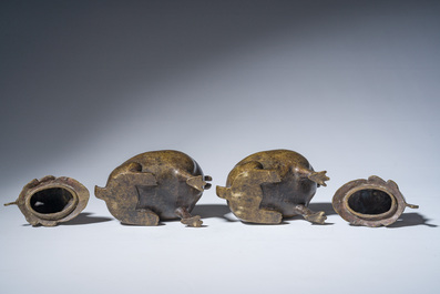 Paire de br&ucirc;le-parfums en bronze en forme de cr&eacute;ature mythique, Chine, 19&egrave;me/20&egrave;me si&egrave;cle