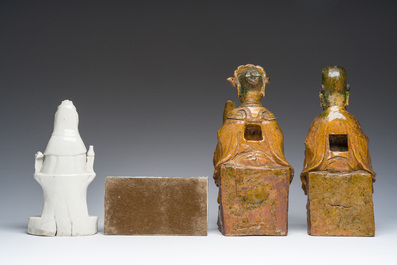 Een paar Chinese sancai figuren, een Dehua blanc de Chine Guanyin en een blauw-witte dekseldoos, Kangxi en later