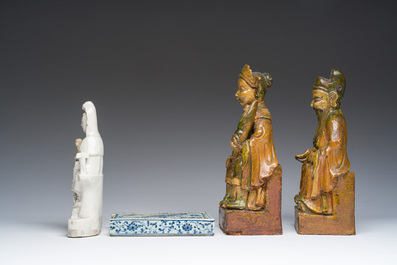 Een paar Chinese sancai figuren, een Dehua blanc de Chine Guanyin en een blauw-witte dekseldoos, Kangxi en later