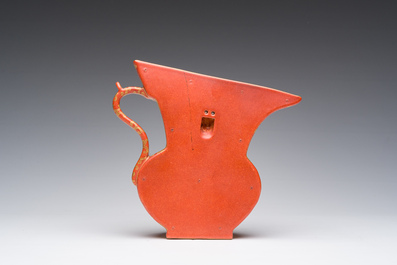 Vase &agrave; suspendre en porcelaine de Chine &agrave; d&eacute;cor dor&eacute; de rinceaux de lotus sur fond rouge de corail, marque de Qianlong, 20&egrave;me si&egrave;cle