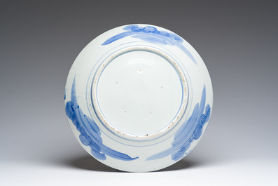 Imposant plat en porcelaine de Japon bleu et blanc &agrave; d&eacute;cor de panier fleuri et un plat Imari, Meiji, 19&egrave;me si&egrave;cle