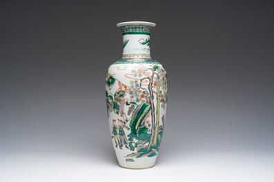 Een Chinese famille verte vaas met strijdsc&egrave;nes rondom, Kangxi merk, 19de eeuw
