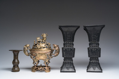 Een Chinese opengewerkte bronzen wierookbrander, een schotel met gegraveerd decor en drie vazen, 19de/20ste eeuw