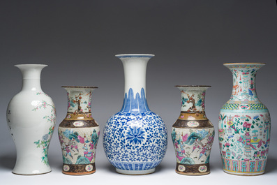 Five Chinese blue, white and famille rose vases, 19th/20th C.