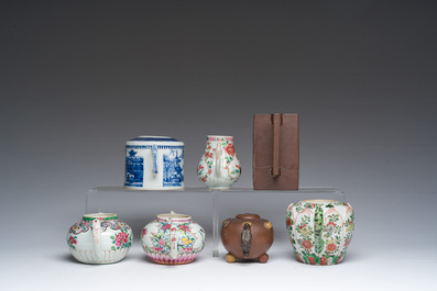 Zeven Chinese blauw-witte, famille rose, verte en Yixing steengoed theepotten, Kangxi en later