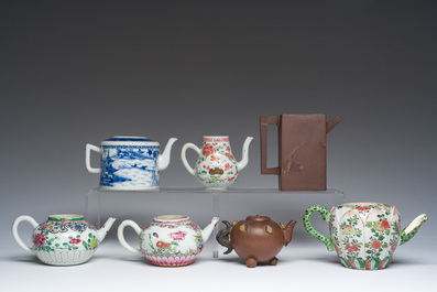 Zeven Chinese blauw-witte, famille rose, verte en Yixing steengoed theepotten, Kangxi en later