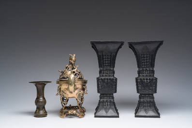 Een Chinese opengewerkte bronzen wierookbrander, een schotel met gegraveerd decor en drie vazen, 19de/20ste eeuw