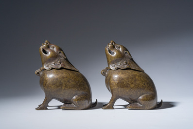 Paire de br&ucirc;le-parfums en bronze en forme de cr&eacute;ature mythique, Chine, 19&egrave;me/20&egrave;me si&egrave;cle