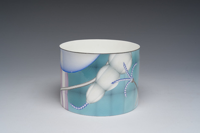 Claire Verkoyen (1959): Een cilindervormige eierschaal porseleinen 'Psychedelics I' vaas met transferdecoratie, Unica, gedateerd 2003