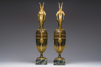 Importante paire de verseuses Empire en bronze dor&eacute; et patin&eacute; sur socles en marbre, attribu&eacute; &agrave; Claude Galle, vers 1800-1810