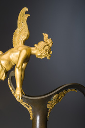Importante paire de verseuses Empire en bronze dor&eacute; et patin&eacute; sur socles en marbre, attribu&eacute; &agrave; Claude Galle, vers 1800-1810