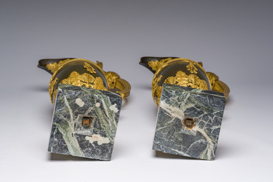 Importante paire de verseuses Empire en bronze dor&eacute; et patin&eacute; sur socles en marbre, attribu&eacute; &agrave; Claude Galle, vers 1800-1810
