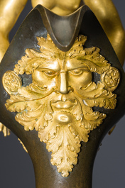 Importante paire de verseuses Empire en bronze dor&eacute; et patin&eacute; sur socles en marbre, attribu&eacute; &agrave; Claude Galle, vers 1800-1810