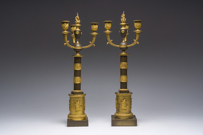 Een paar Franse Empire verguld en gepatineerd bronzen kandelaars met drie lichtpunten, 19de eeuw