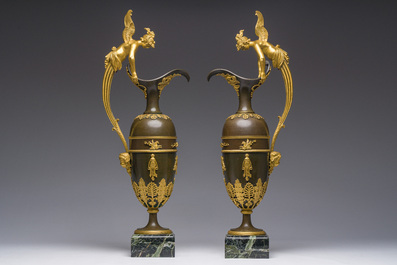Importante paire de verseuses Empire en bronze dor&eacute; et patin&eacute; sur socles en marbre, attribu&eacute; &agrave; Claude Galle, vers 1800-1810