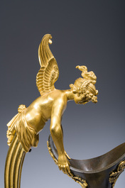 Importante paire de verseuses Empire en bronze dor&eacute; et patin&eacute; sur socles en marbre, attribu&eacute; &agrave; Claude Galle, vers 1800-1810
