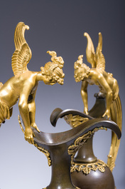 Importante paire de verseuses Empire en bronze dor&eacute; et patin&eacute; sur socles en marbre, attribu&eacute; &agrave; Claude Galle, vers 1800-1810