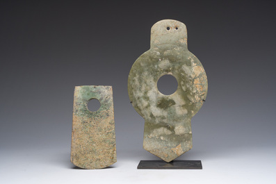 Een Chinese jade bi-schijf en een rituele bijl, mogelijk Liangzhu en Periode der Strijdende Staten