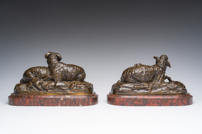 Europese school, gesigneerd Buci (19de/20ste eeuw): Twee groepen met schapen, bruingepatineerd brons op een roodmarmeren voet, ca. 1900