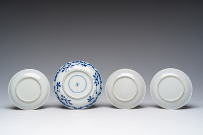 Een gevarieerde collectie Chinese blauw-witte en famille rose koppen en schotels en een theepot met verguld decor, Kangxi en later