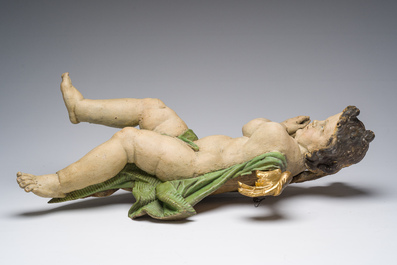 Grand ange en bois de tilleul sculpt&eacute;, dor&eacute; et polychrome, Allemagne, 18&egrave;me si&egrave;cle