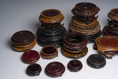 Collection vari&eacute;e de socles en bois sculpt&eacute;, Chine, 20&egrave;me si&egrave;cle