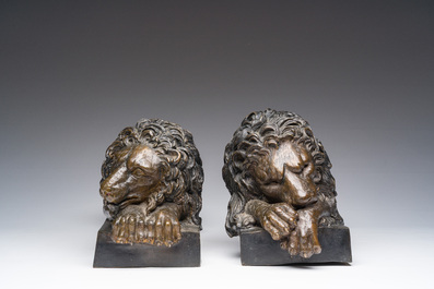 Antonio Canova (1757-1822, apr&egrave;s): Paire de lions couch&eacute;s, bronze &agrave; patine brune, 20&egrave;me si&egrave;cle