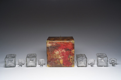 Cave &agrave; liqueur en placage de ronce de noyer et incrustation de laiton avec quatre carafes en verres, France, 19&egrave;me si&egrave;cle