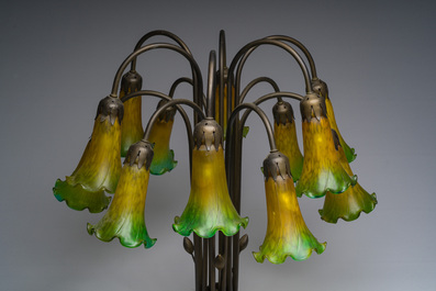 Lampe de table de style Art nouveau en m&eacute;tal patin&eacute; &agrave; douze lumi&egrave;res inspir&eacute;e de l'embl&eacute;matique lampe 'Tiffany Pond Lily', 21&egrave;me si&egrave;cle