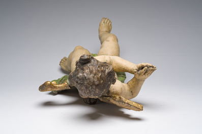 Grand ange en bois de tilleul sculpt&eacute;, dor&eacute; et polychrome, Allemagne, 18&egrave;me si&egrave;cle